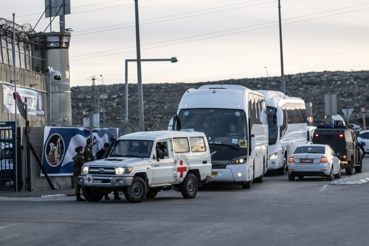 Hamas, 3 İsrailli kadın esiri Kızılhaç'a teslim etti