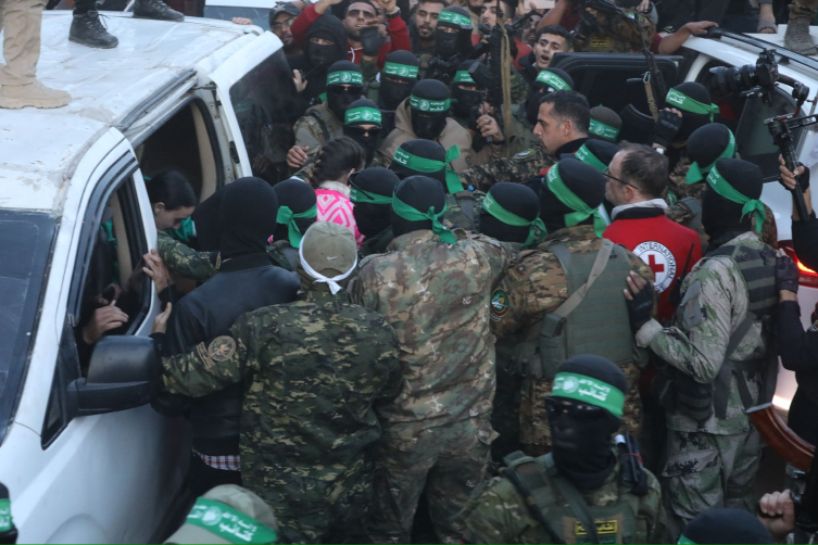 Hamas, 3 İsrailli kadın esiri Kızılhaç'a teslim etti