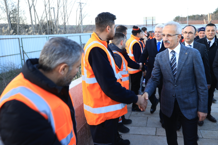 Bakan Uraloğlu tarihi Uzun Köprü'de restorasyon çalışmalarını inceledi