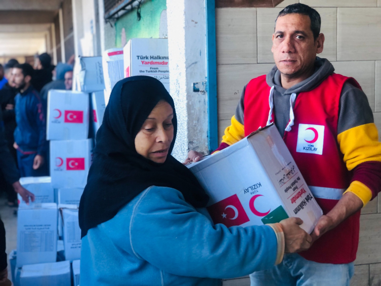 Türkiye'den gönderilen yardım malzemeleri Gazze'ye ulaştı