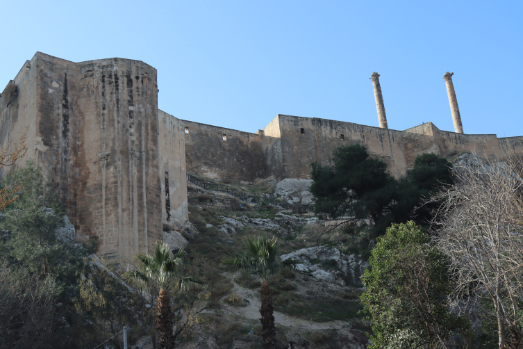 Depremde hasar gören Urfa Kalesi'nde restorasyona başlandı