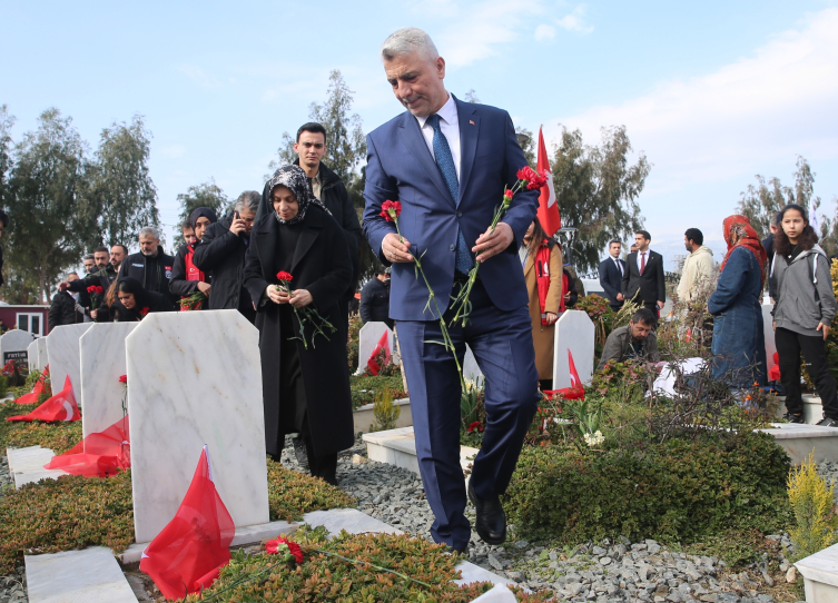 Bakanlar Güler, Bayraktar ve Bolat'tan deprem mezarlığına ziyaret