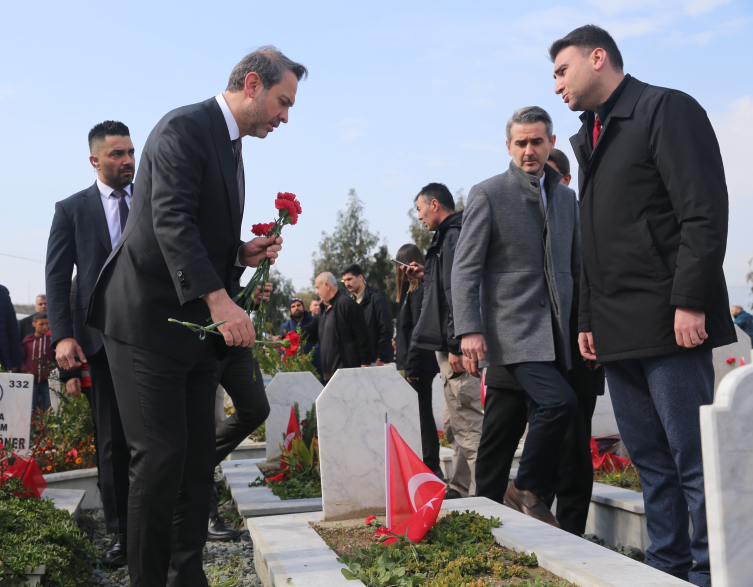 Bakanlar Güler, Bayraktar ve Bolat'tan deprem mezarlığına ziyaret