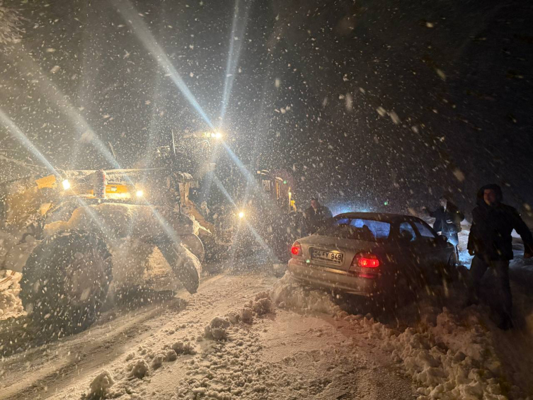 Sakarya'da kar yağışı etkili oldu, araçlar yollarda kaldı