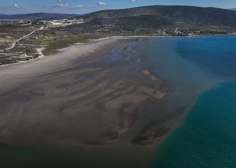 Didim ve Çeşme'de deniz yaklaşık 300 metre çekildi