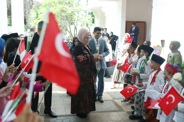 Emine Erdoğan Endonezya'da Yunus Emre Enstitüsünü ziyaret etti