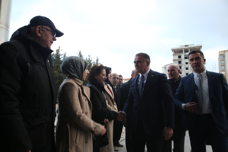 Van Büyükşehir Belediye Başkanı Zeydan görevden uzaklaştırıldı