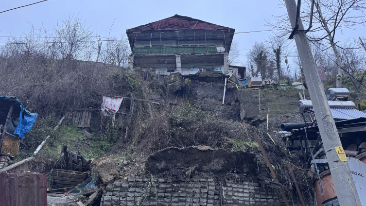 Zonguldak'ta heyelan riski nedeniyle 3 ev tahliye edildi