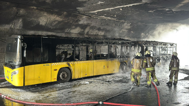 İETT avtobusu yanıb