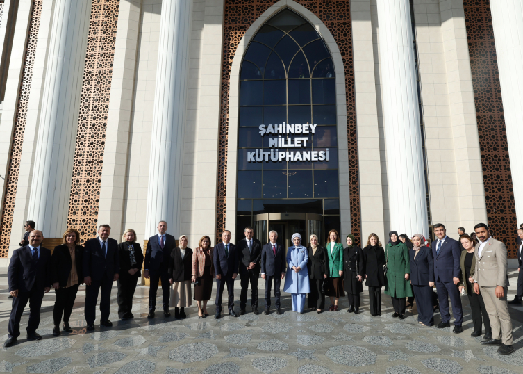 Emine Erdoğan, Şahinbey Millet Kütüphanesini ziyaret etti