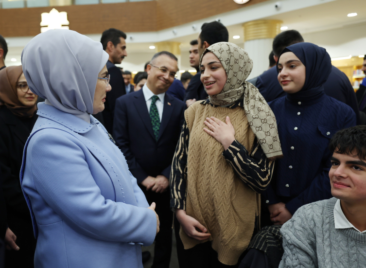 Emine Erdoğan, Şahinbey Millet Kütüphanesini ziyaret etti