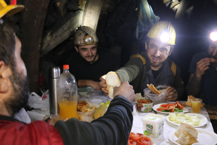 Maden işçileri yerin metrelerce altında ilk sahurlarını yaptı