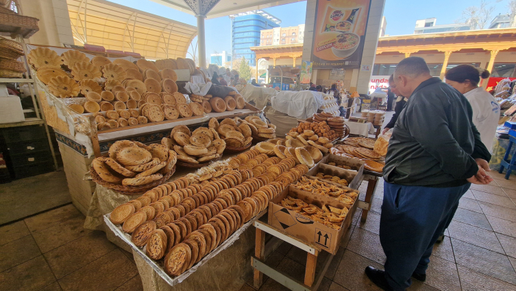 Özbekistan'da iftar sofralarının vazgeçilmezi 'patır ekmeği'