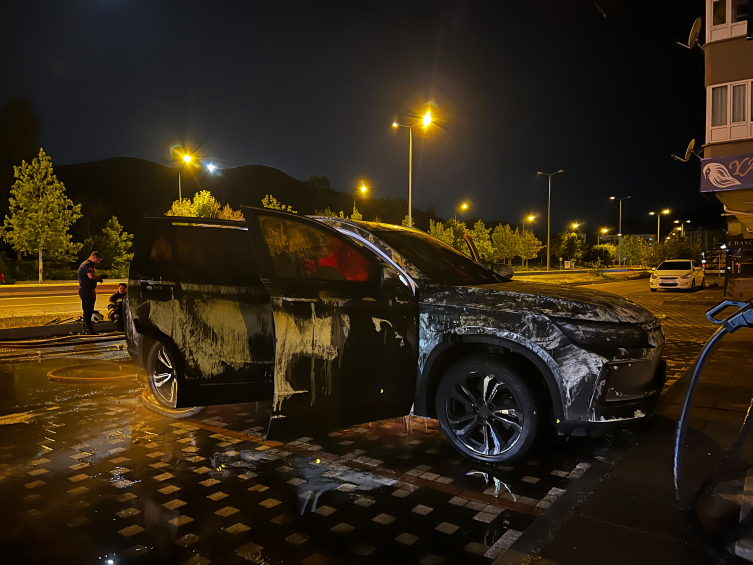 Şarjdaki elektrikli otomobilde yangın ve patlama