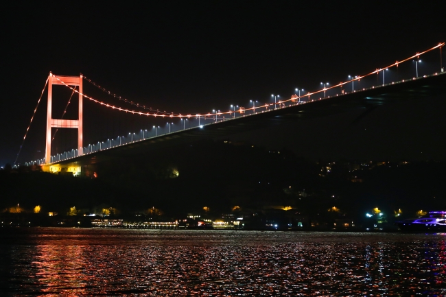 İstanbul'da sembol yapılar turuncuya büründü