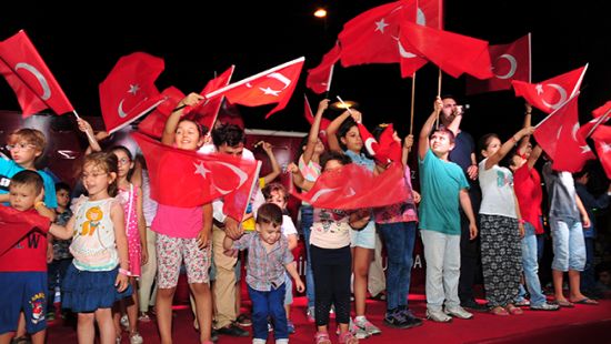 Meydanlar yine dolup taşıyor