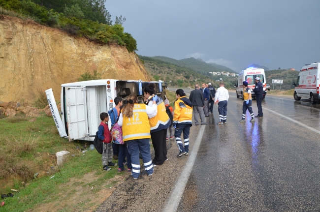 Adana'da öğrencileri taşıyan midibüs devrildi: 15 yaralı