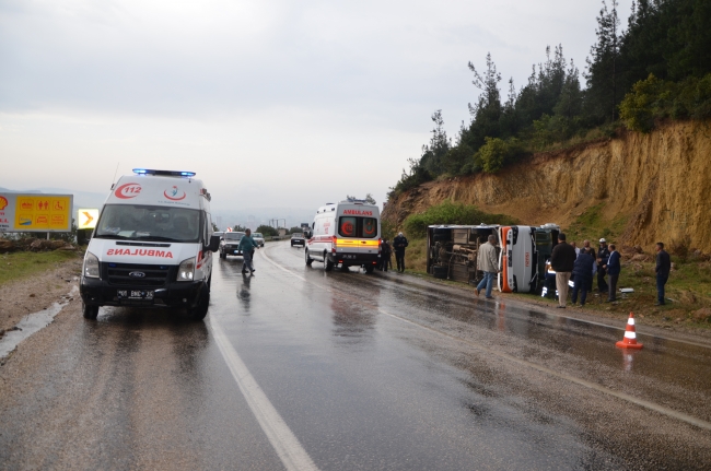 Adana'da öğrencileri taşıyan midibüs devrildi: 15 yaralı