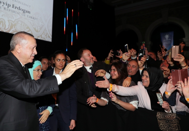 Türkiye Cumhurbaşkanı Recep Tayyip Erdoğan, Old Billingsgate binasında Türk vatandaşlarıyla bir araya geldi. Fotoğraf: AA