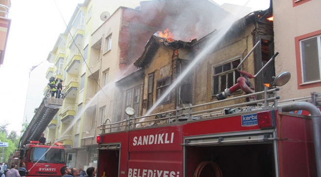 Afyon'da iki katlı tarihi ahşap binada yangın