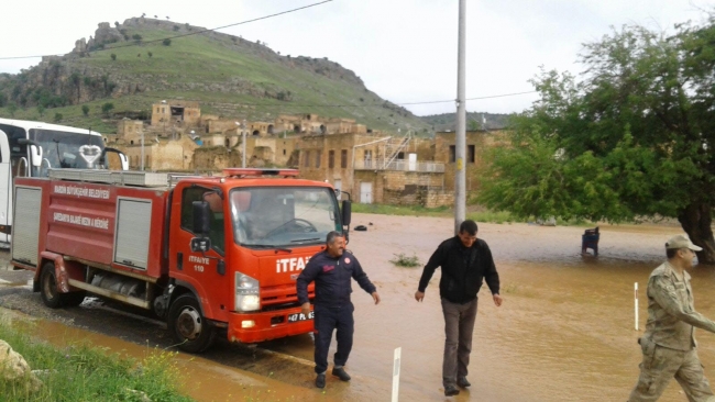 Mardin'de ev ve iş yerlerini su bastı