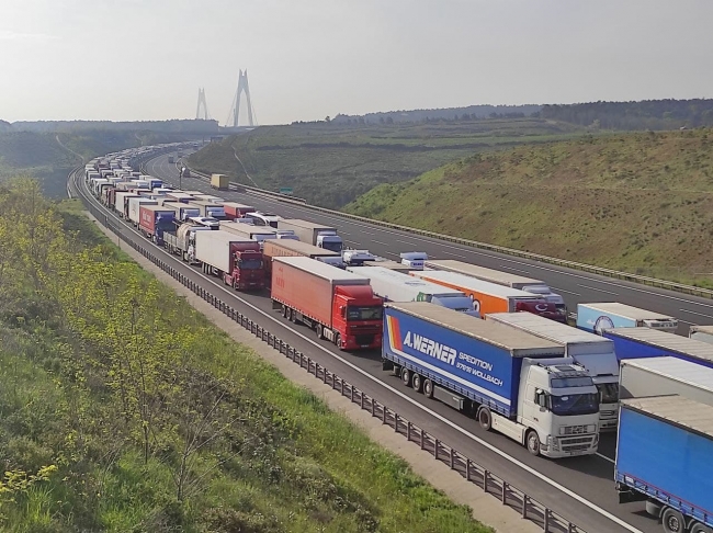 Kireç yüklü tır devrildi, otoyol trafiğe kapandı