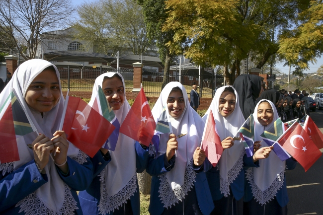 Güney Afrikalı öğrenciler Erdoğan'ı sevgi gösterileriyle karşıladı