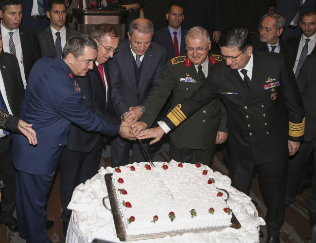 Milli Savunma Bakanı Hulusi Akar'ın da katıldığı Ankara'daki törenlerde pasta kesildi. Fotoğraf: AA 