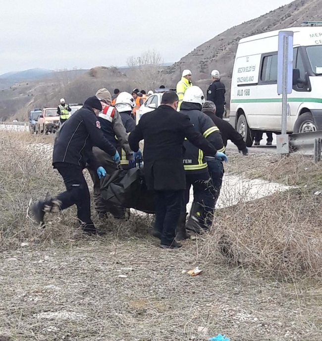 Cenazeye gidenleri taşıyan otomobil devrildi: 2 ölü, 3 yaralı