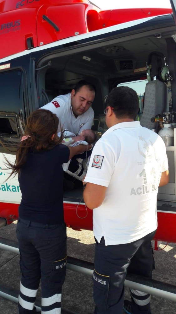 Ambulans helikopter Asaf bebek için havalandı