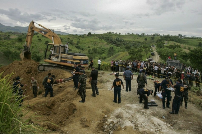 Maguindanao'daki katliamın ardından bulunan toplu mezar, 24 Kasım 2009 | Fotoğraf: AP