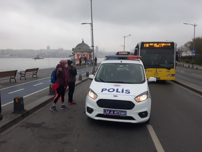 Polis ekipleri Üsküdar Sahili'nde vatandaşlara evde kalmaları yönünde uyarı anonsları yaptı. Fotoğraf: DHA