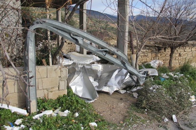 Hatay'da etkili olan fırtına çatıları uçurdu