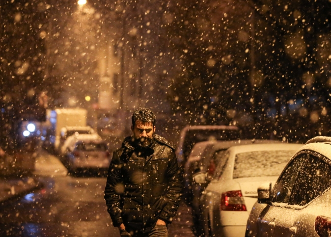 İstanbul'da beklenen kar etkisini gösterdi