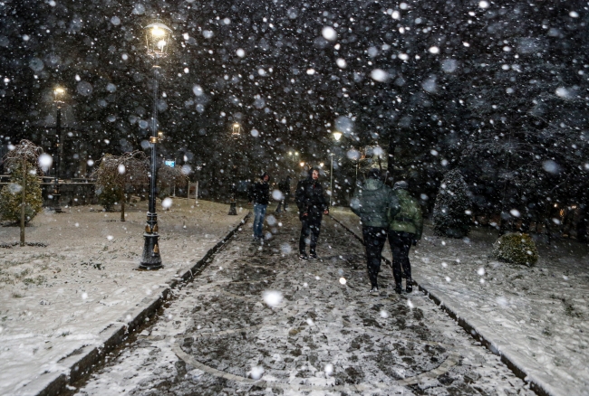 İstanbul'da beklenen kar etkisini gösterdi