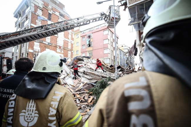 Kentsel dönüşüm kapsamında boşaltıldıktan kısa süre sonra çöken bina. Foto: AA