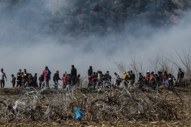 Yunan polislerinin biber gazlı müdahalesinden etkilenen sığınmacılar Fotoğraf: AA