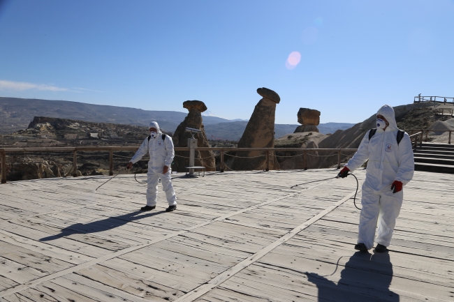 Her yıl milyonlarca turistin ziyaret ettiği Nevşehir Ürgüp'te dezenfekte işlemi yapıldı. Fotoğraf: AA