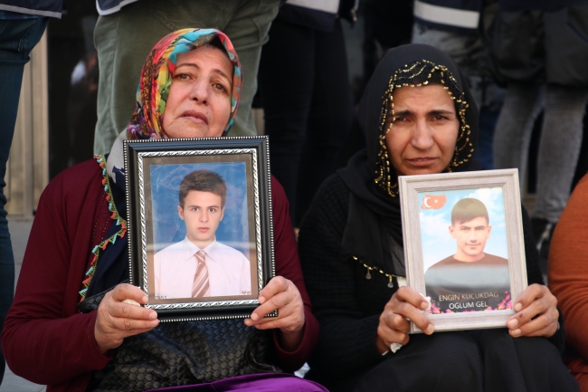 Diyarbakır HDP İl Binası önünde annelerin acılı bekleyişleri devam ediyor - Fotoğraf: AA