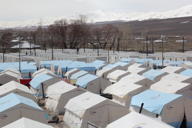 Van'daki depremzedeler konteynerlere yerleşmeye başladı