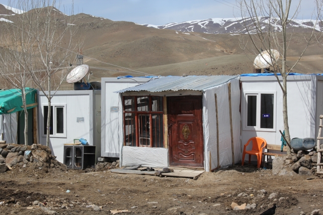 Van'daki depremzedeler konteynerlere yerleşmeye başladı