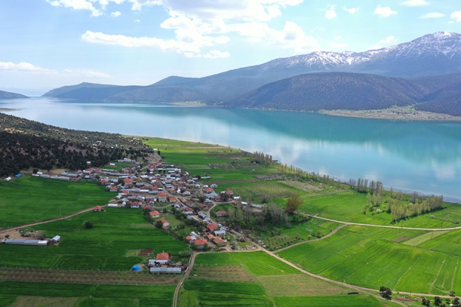 Gölün ortasında virüsten izole hayat