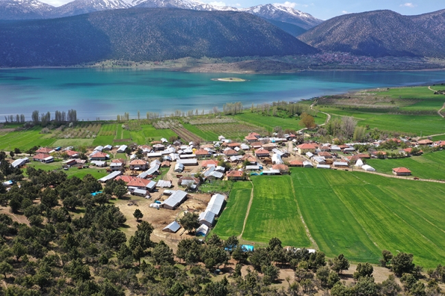 Gölün ortasında virüsten izole hayat