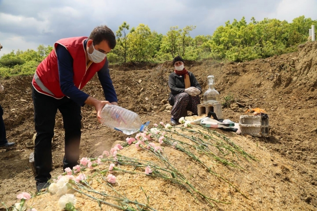 Fidan Nine eşinin 40’ı için helva isteyip mezarına gitti