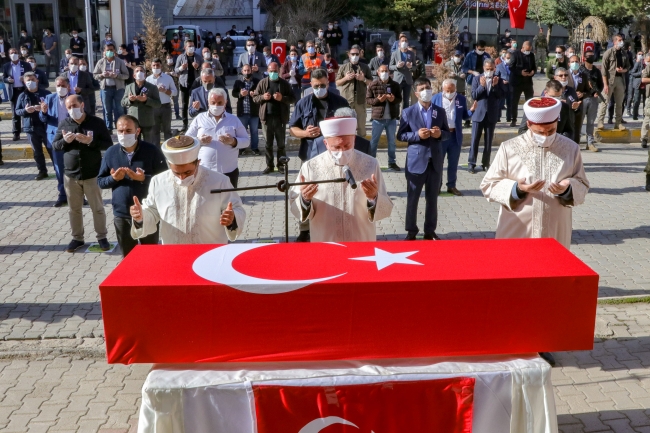 Van'da bölge halkına yardımda bulunan belediye çalışanı Yıldırım Demir, teröristlerin saldırısıyla şehit düşmüştü. Foto: AA