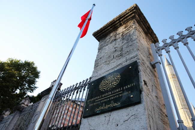 Hattat Özçay, Ayasofya Camii'nin tabelasındaki hattın hikayesini anlattı