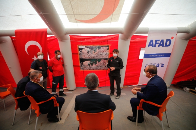 Cumhurbaşkanı Yardımcısı Oktay ve Dışişleri Bakanı Çavuşoğlu, AFAD Başkanı Mehmet Güllüoğlu'ndan çalışmalar hakkında bilgi aldı. / Fotoğraf: AA