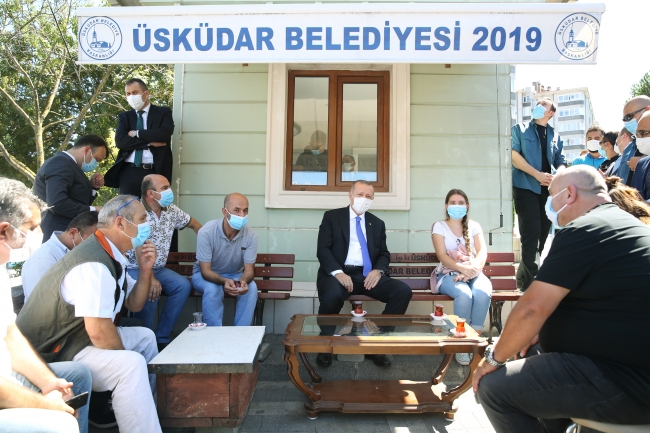 Çamlıca Camisi'nde cuma namazı, taksi durağında çay molası