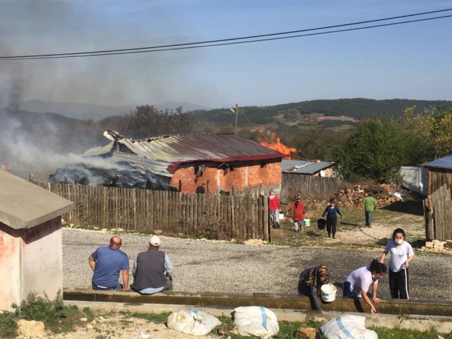 Bolu'da bir evde çıkan yangın köye yayıldı