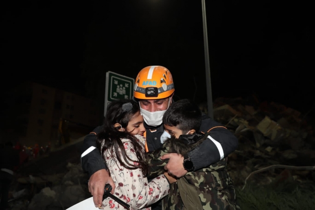 Arama-Kurtarma faaliyetlerine katılan personeller, kısa zamanda Türkiye'nin sevgisini kazandı. Foto: AA